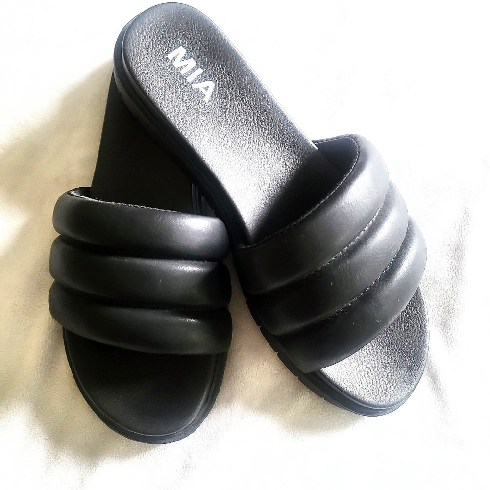 MIA Slide Sandal. 7.5